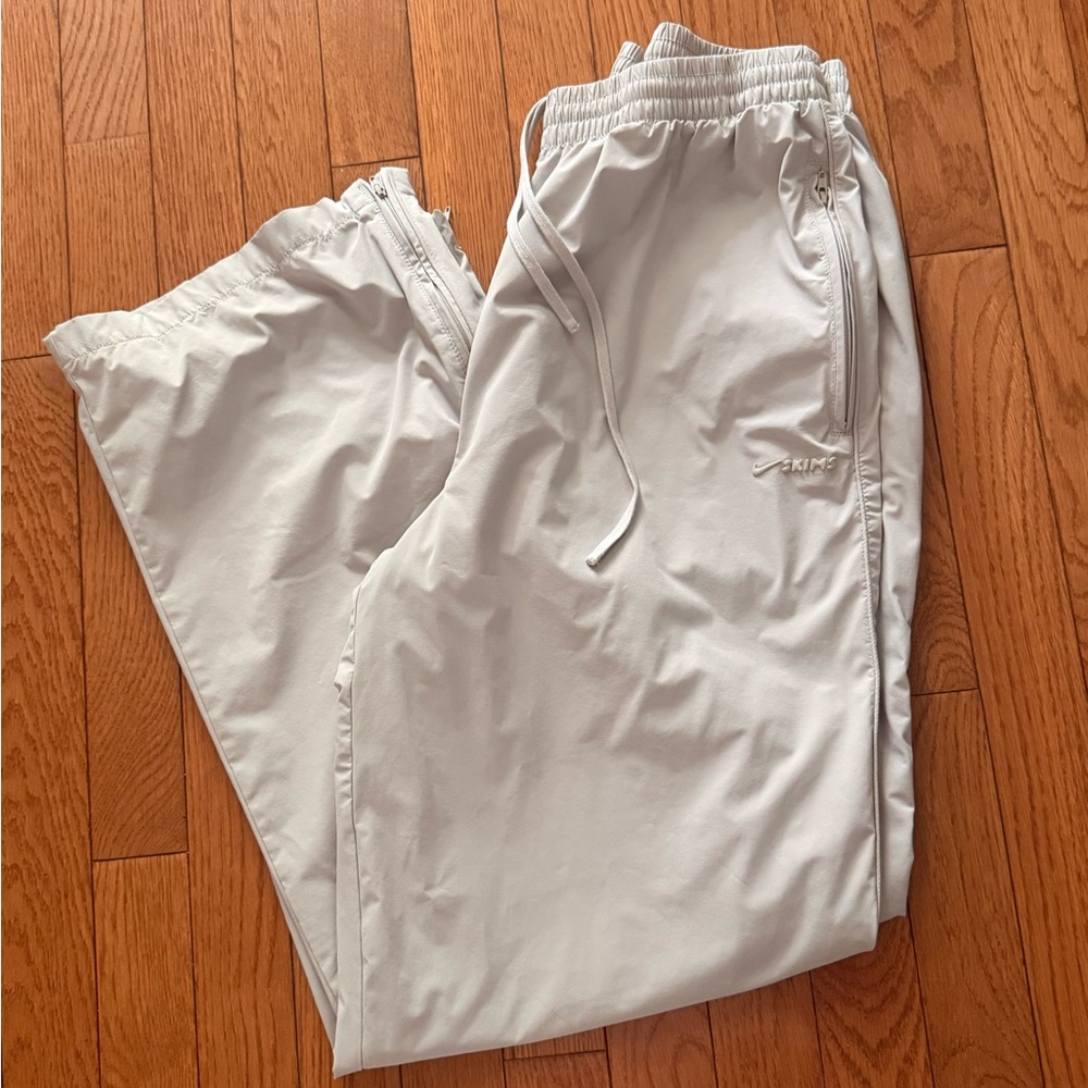 🩶 SKIMS Stone Woven Nylon Track Pants Nike - Picture 8 of 11